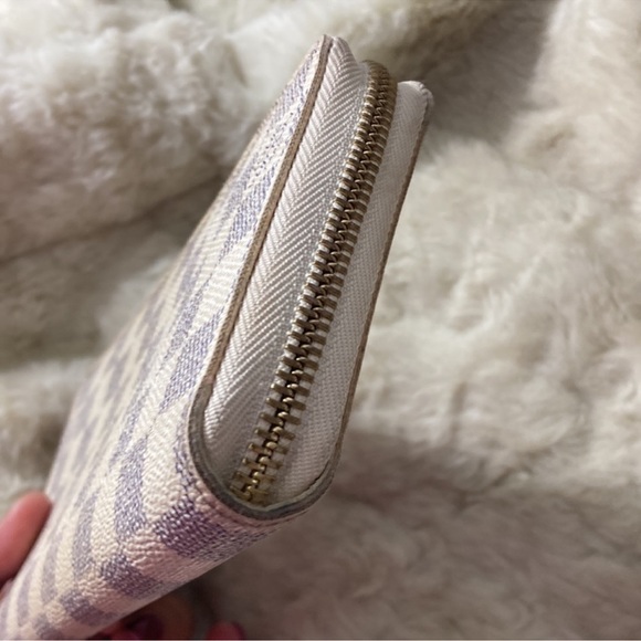 Louis Vuitton Axur zippy wallet luxury item - Picture 3 of 10